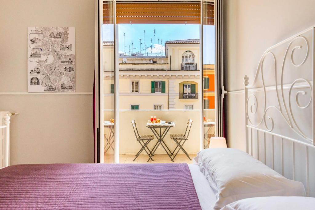 ローマにあるUn Attimo A Roma B&Bのベッドルーム1室(ベッド1台付)が備わります。