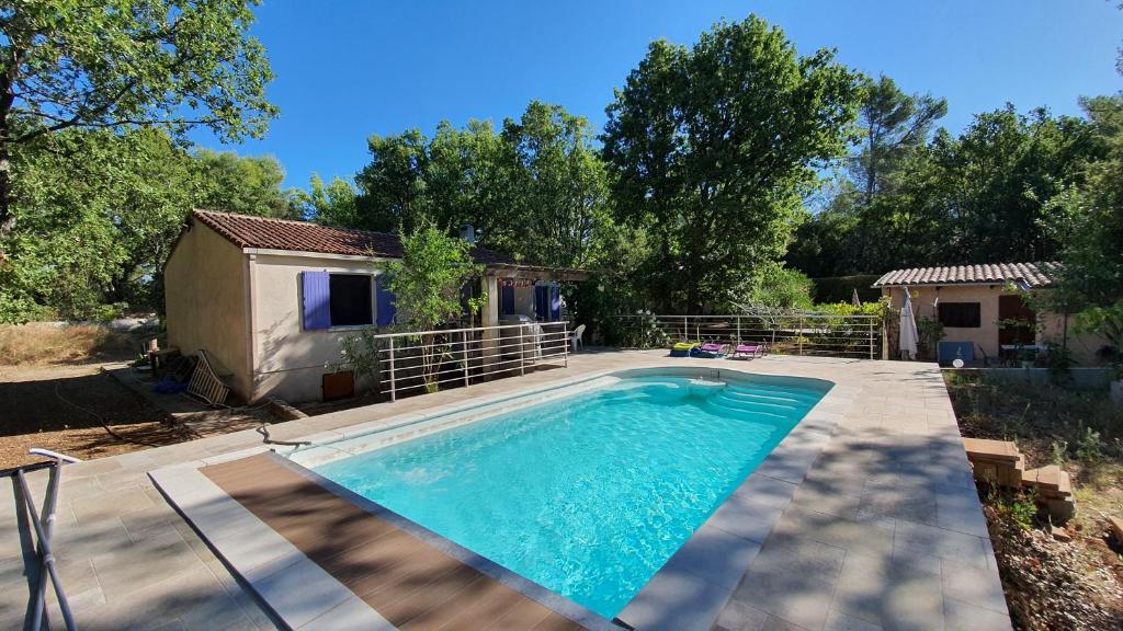 una piscina en el patio trasero de una casa en Le chêne Vert, en Vidauban