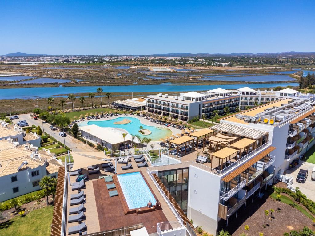 una vista aérea de un complejo con piscina en AP Cabanas Beach & Nature - Adults Friendly, en Cabanas de Tavira