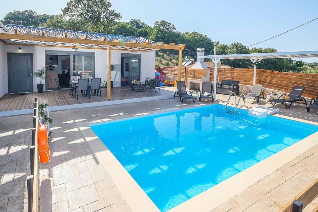Πισίνα στο ή κοντά στο Villa Eleonas
