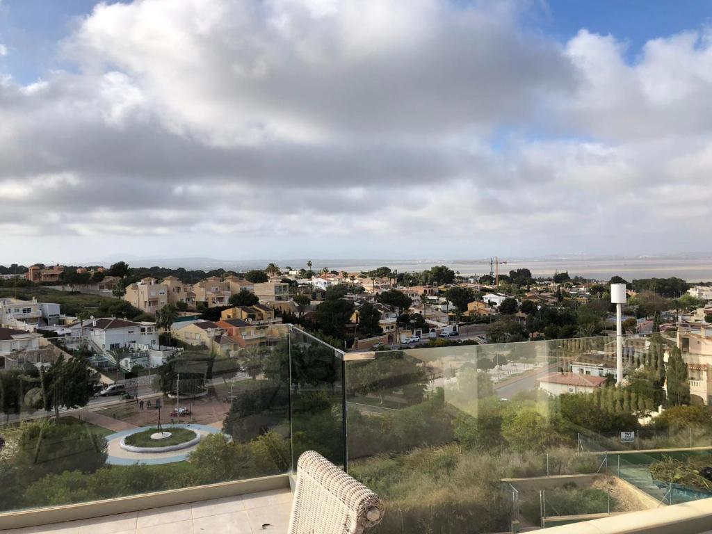 Nespecifikovaný výhled na destinaci Alicante nebo výhled na město při pohledu z vily