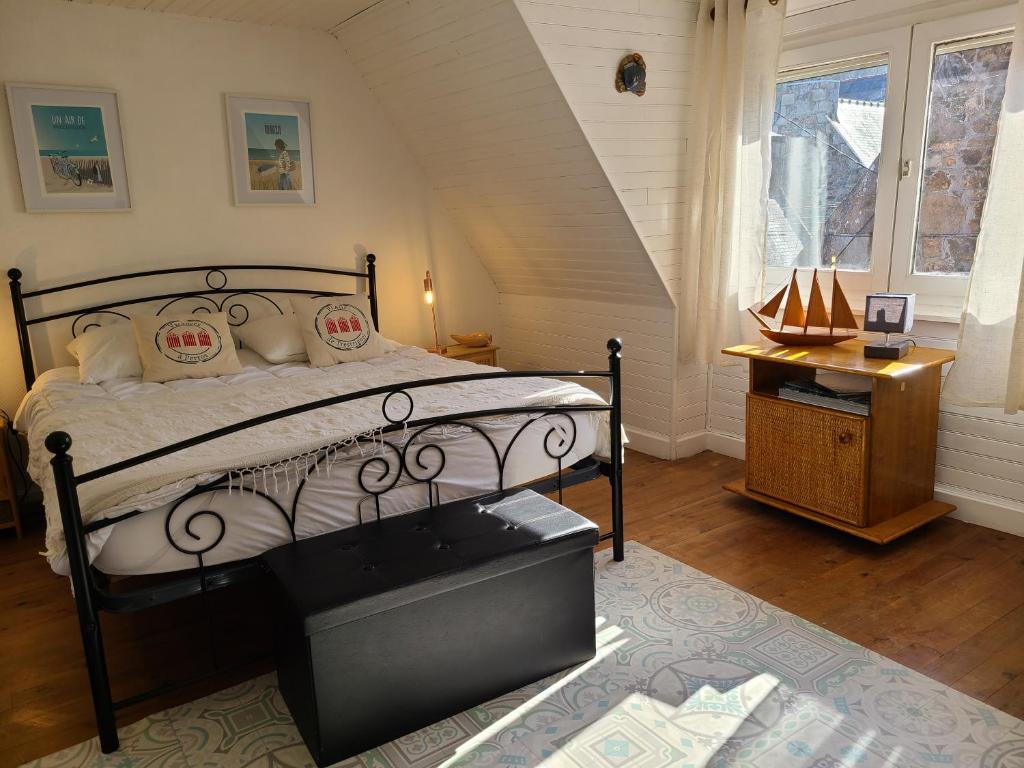 ペロス・ギレックにあるL'Abri des pêcheursのベッドルーム1室(ベッド1台、テーブル、窓付)