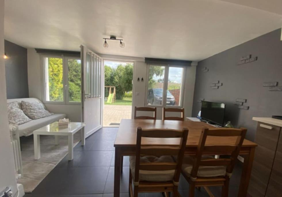 une cuisine et un salon avec une table et des chaises dans l'établissement Charmant T2 proche Disney, à Mortcerf