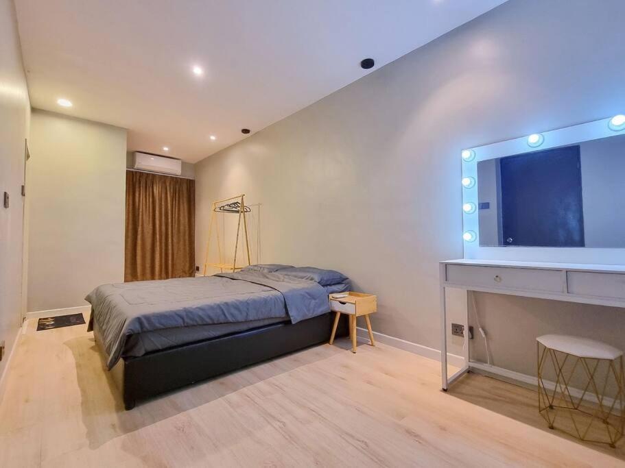 um quarto com uma cama e uma grande janela em Cozy Party Homestay nearby Airport em Sandakan