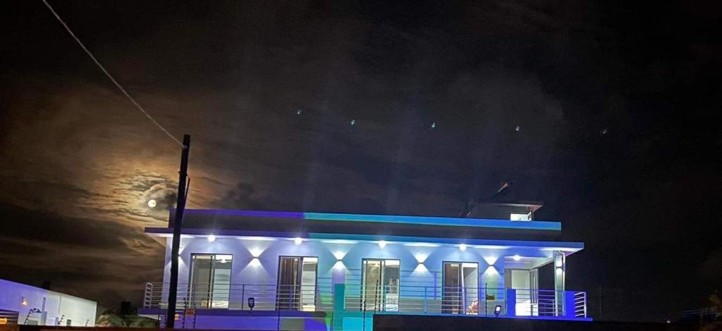 um edifício com luzes azuis à noite em KG Villa em Grand Baie