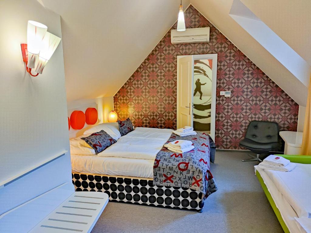 Postel nebo postele na pokoji v ubytování LH Vintage Design Hotel Sax