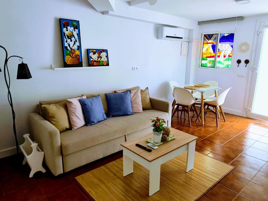 a living room with a couch and a table at VILLA PITATO Nuevo, cerca de la Playa, Parking en la puerta del alojamiento in Cala del Moral