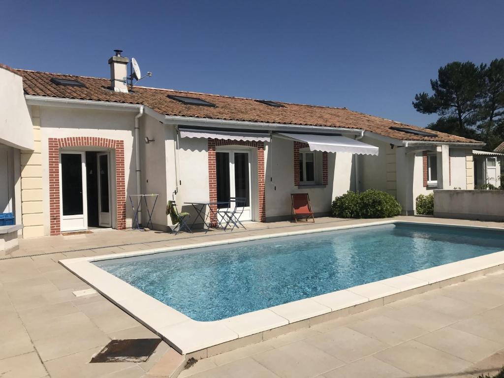 Grayan-et-lʼHôpitalにあるVilla Océan - Grayanの家の前のプール