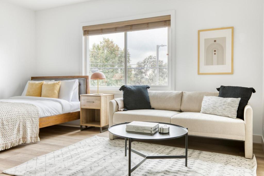 Apartment West LA studio w pool nr shops restaurants LAX982, Los