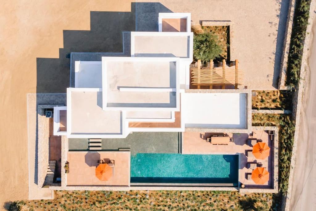 普拉迪斯亞羅斯的住宿－Casa del Lupo，享有带游泳池的房屋的空中景致