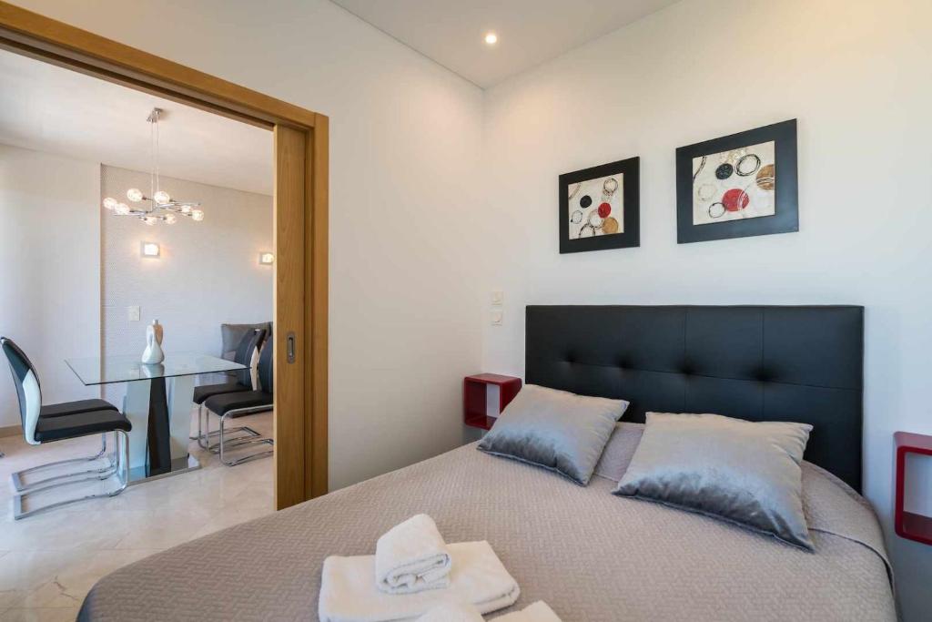 Postel nebo postele na pokoji v ubytování Vilamoura Sun Aquamar 503