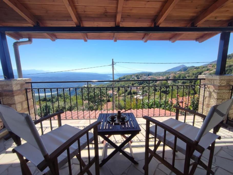 d'une terrasse avec des chaises et une table offrant une vue sur l'océan. dans l'établissement Mansion Michalis, à Rodavgi