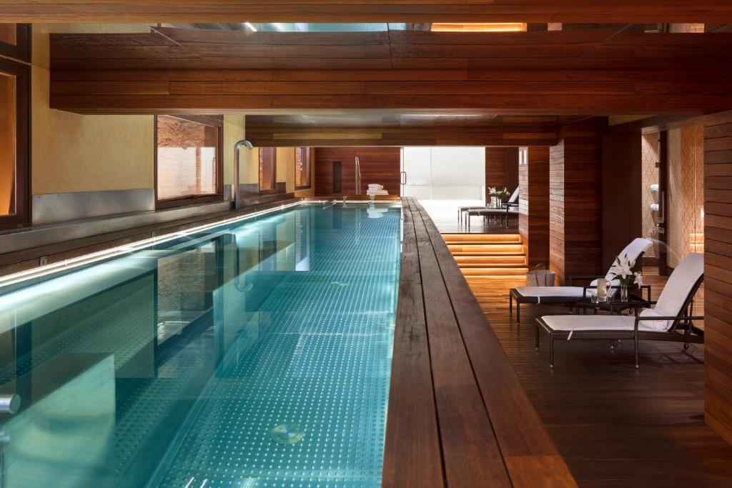 duży basen w domu w obiekcie URSO Hotel & Spa, a Small Luxury Hotel of the World w Madrycie