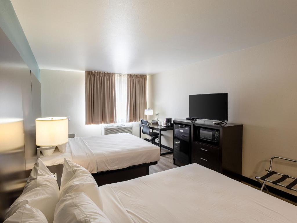 Postel nebo postele na pokoji v ubytování Quality Inn Winslow I-40