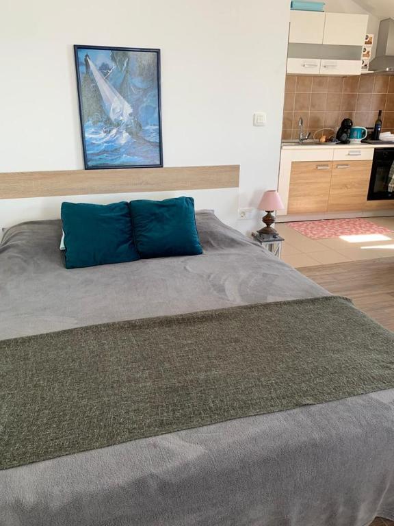 Postel nebo postele na pokoji v ubytování Penthouse Prvic Luka