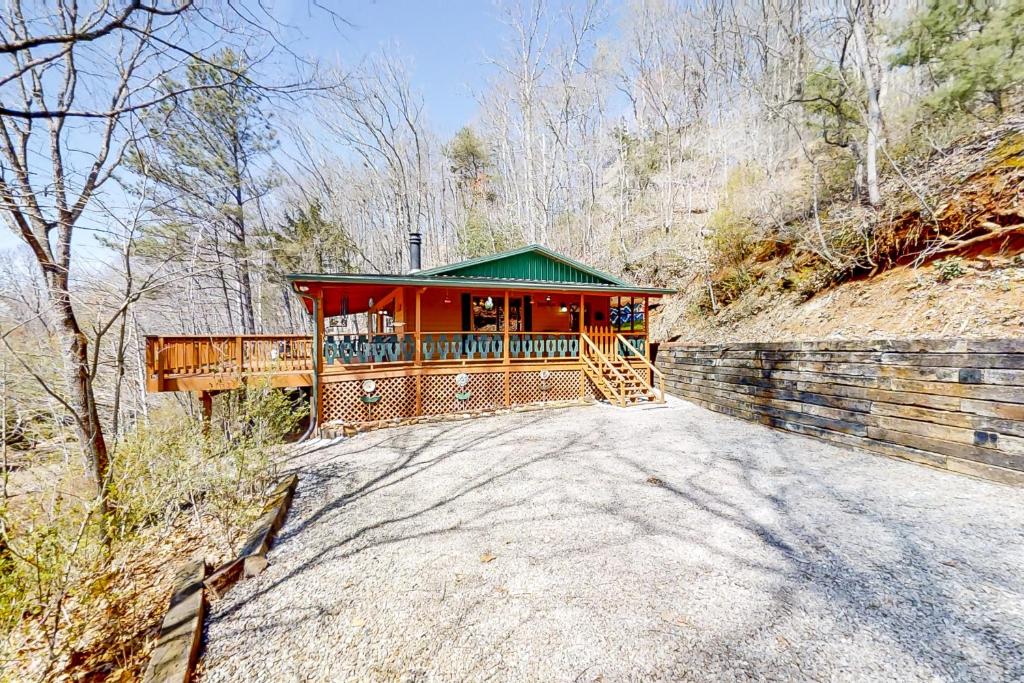 een huis aan de kant van een weg bij Black Bear Cabin Fox Mountain in Franklin