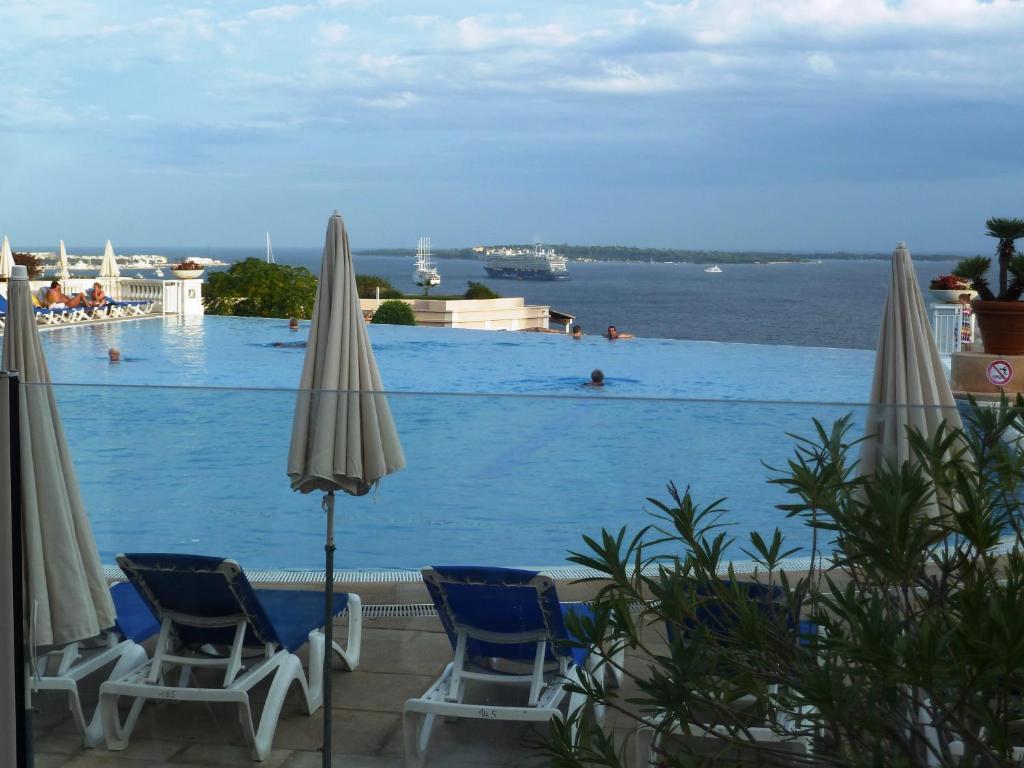 Bazén v ubytovaní Appartement rénové, piscine à débordement, vue mer alebo v jeho blízkosti