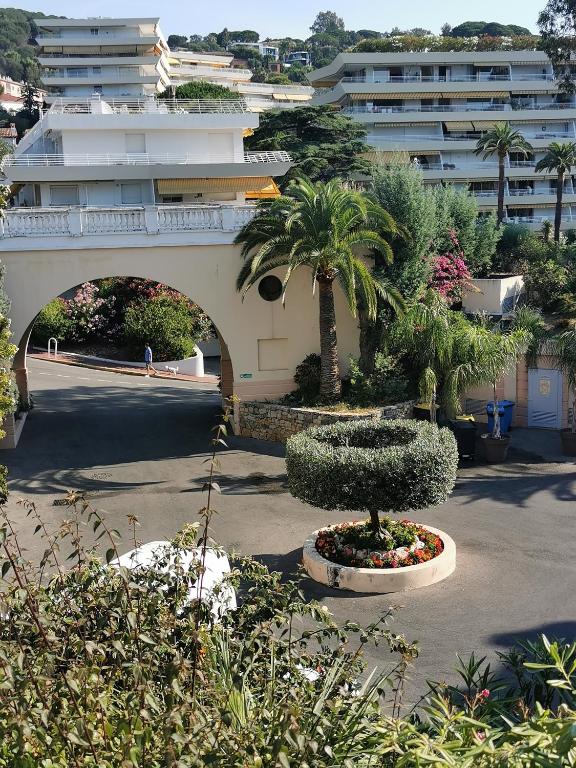 Vonkajšia záhrada v ubytovaní Appartement rénové, piscine à débordement, vue mer
