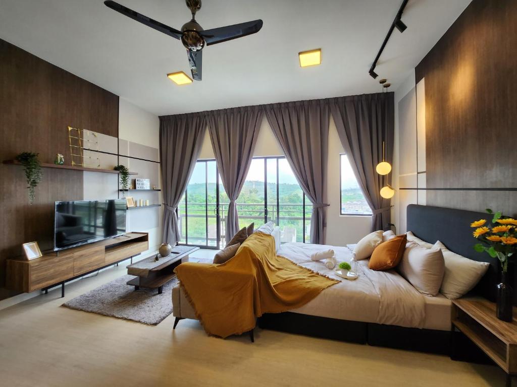 1 dormitorio con 1 cama grande y TV en Taman Equine Comfy Studio#Greenery View#4 pax#Aeon Mall, en Seri Kembangan