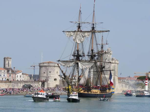 una grande nave in acqua con altre imbarcazioni di 360 degrés sur la rochelle a La Rochelle
