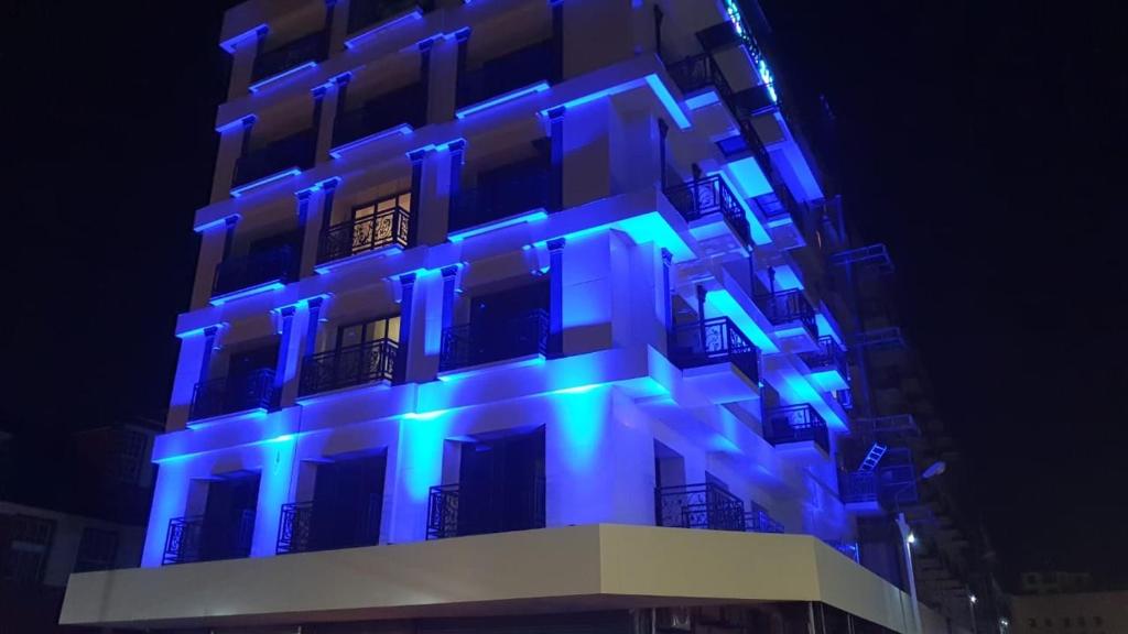 een gebouw met blauwe lichten aan de zijkant bij Royal Breeze Paramaribo in Paramaribo