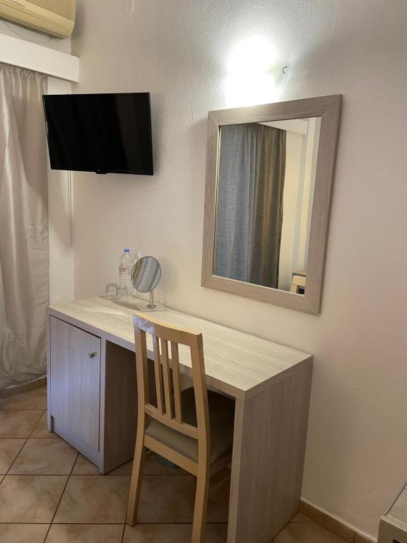 Telewizja i/lub zestaw kina domowego w obiekcie Aristea Hotel