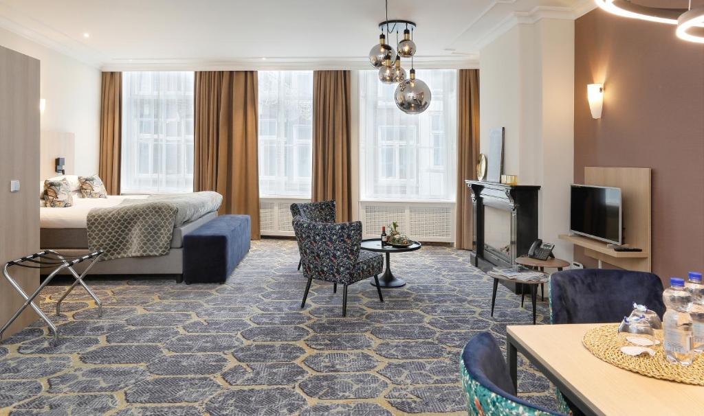 een hotelkamer met een bed en een woonkamer bij Boutique Hotel Jeroen in Den Bosch