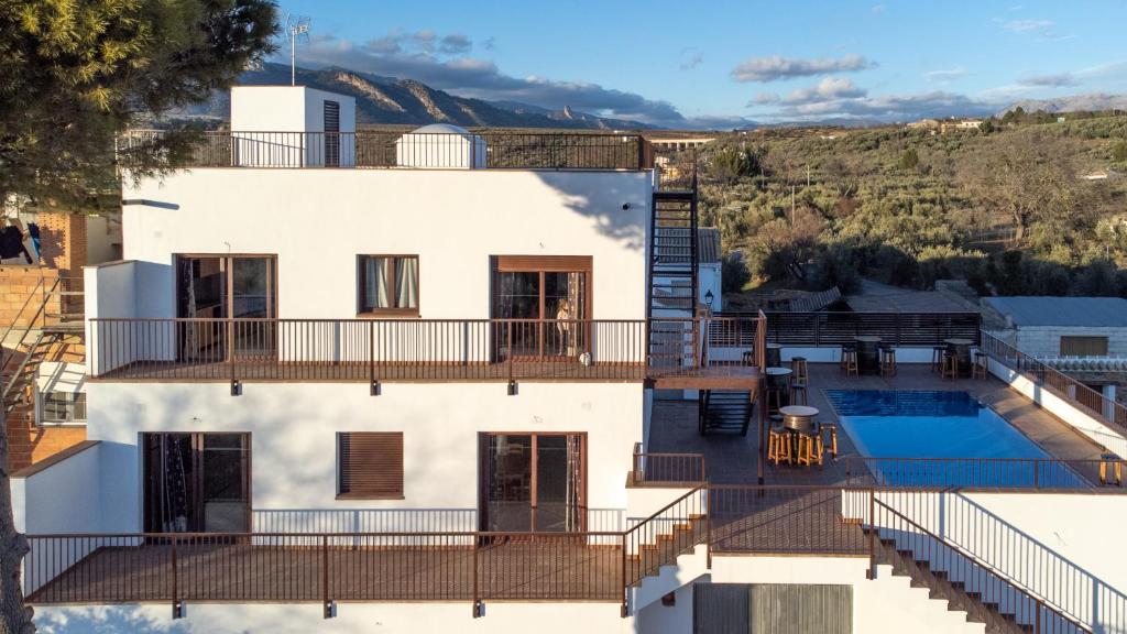 una vista aérea de una casa blanca con piscina en Apartamentos turísticos rurales Camino Río Peralta, en Pozo Alcón