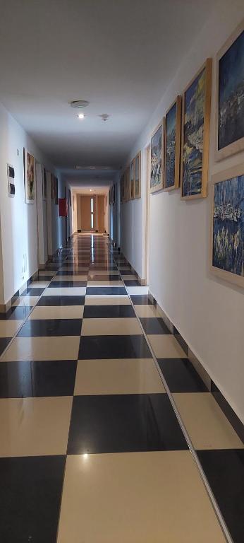 a hallway with a black and white checkered floor at Gospoda Rycerska pod Grunwaldem in Stębark