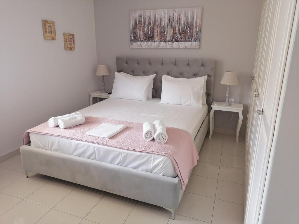 una camera da letto con un letto e due asciugamani di Nicole Apartment a Perdhika