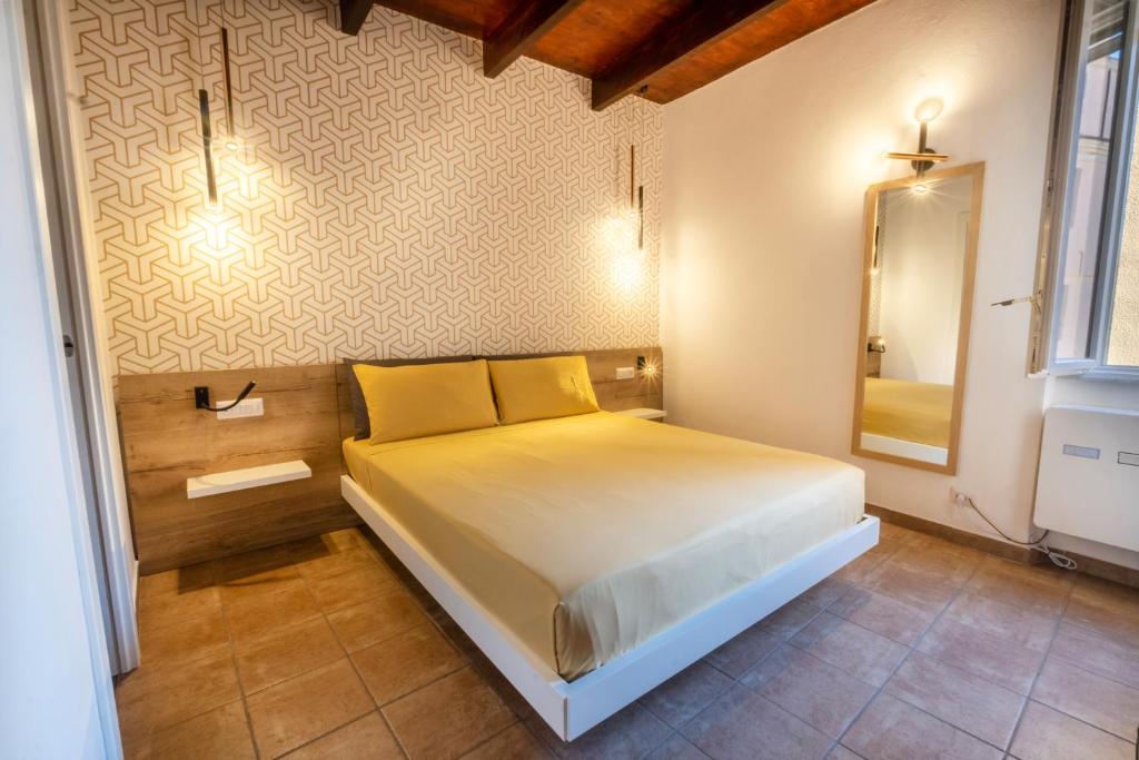 a bedroom with a bed with yellow pillows on it at Avenida 12 in Alghero