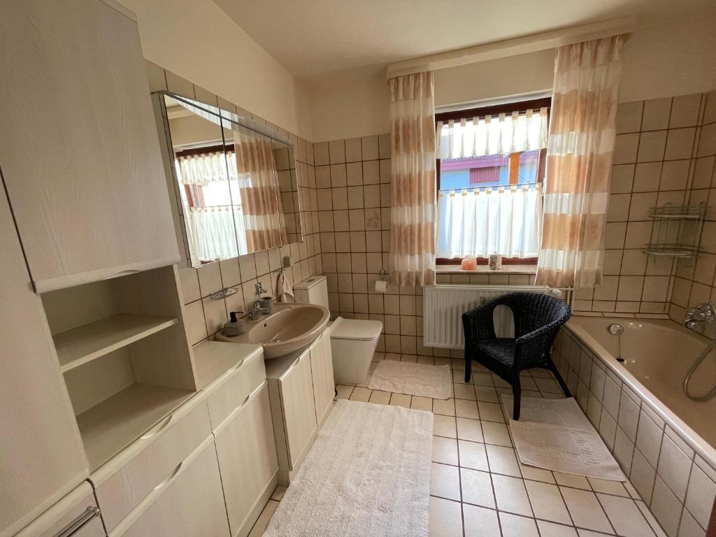Koupelna v ubytování Ferienwohnung Leuchtbergblick mit Terrasse und PKW Stellplatz