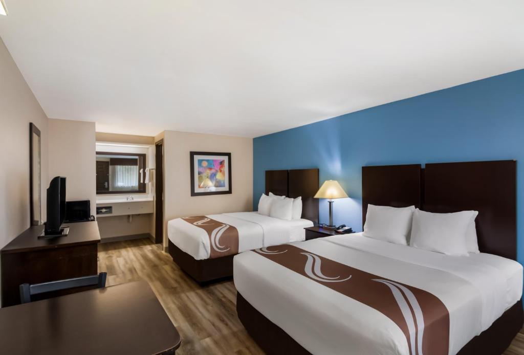 Cette chambre comprend 2 lits et une télévision à écran plat. dans l'établissement Quality Inn & Suites Round Rock, à Round Rock
