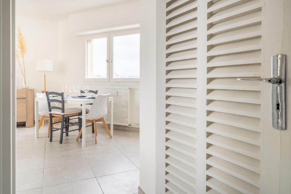 Fotografia z galérie ubytovania Bel appartement épuré et minimaliste pour 4 pers à Marseille v destinácii Marseille