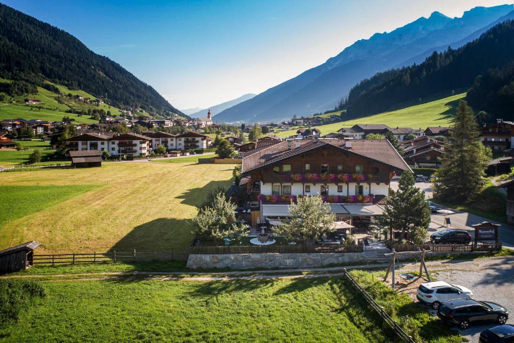een luchtzicht op een dorp in de bergen bij Hotel Brunnenhof in Neustift im Stubaital