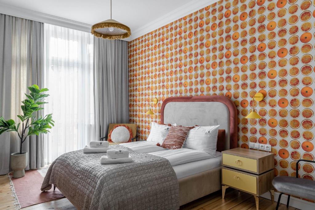 sypialnia z łóżkiem z pomarańczową ścianą w obiekcie Juicy - Premium Family Apartment 200 m from the Beach by Lion Apartments Sopot w mieście Sopot