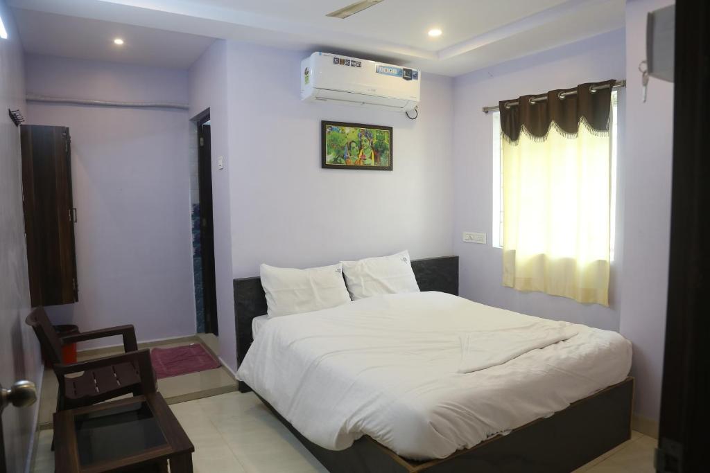 Postel nebo postele na pokoji v ubytování SK Guest House, Vizag