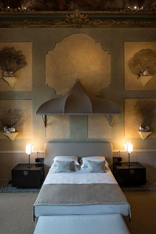 Postel nebo postele na pokoji v ubytování Hotel Palazzo Durazzo Suites