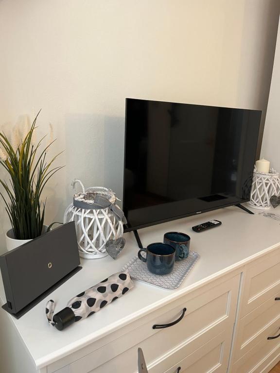 A television and/or entertainment centre at Casa romantica sul lago di Como