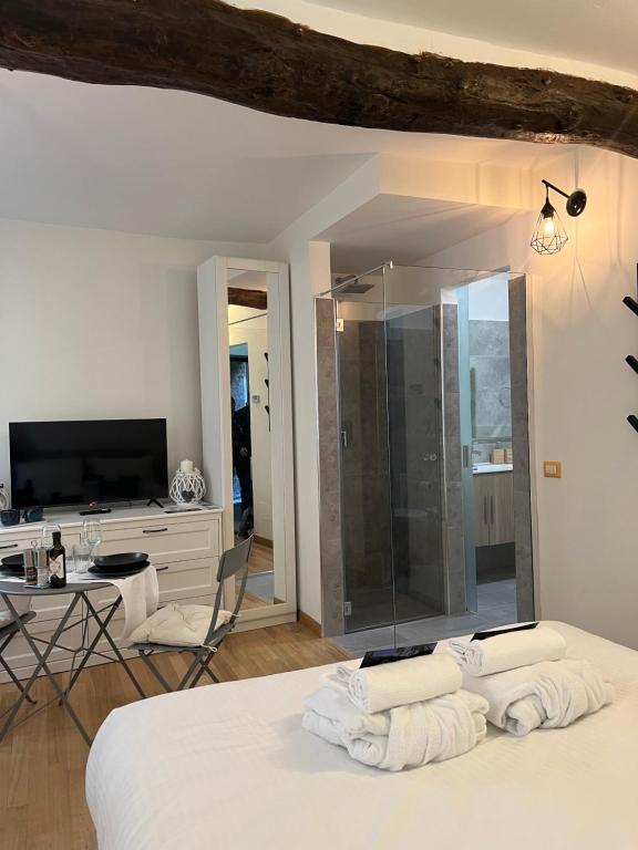 A television and/or entertainment centre at Casa romantica sul lago di Como