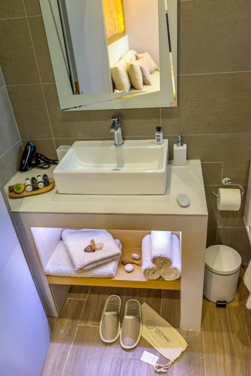 Uma casa de banho em Forest Resort Suites Skiathos