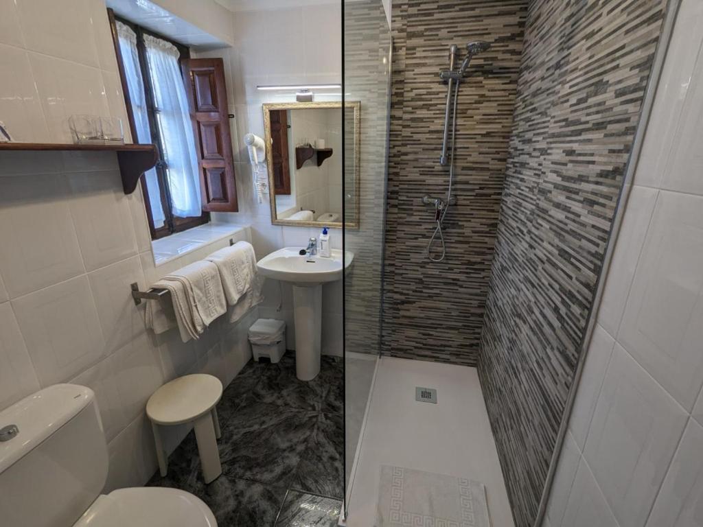 A bathroom at Posada Revolgo