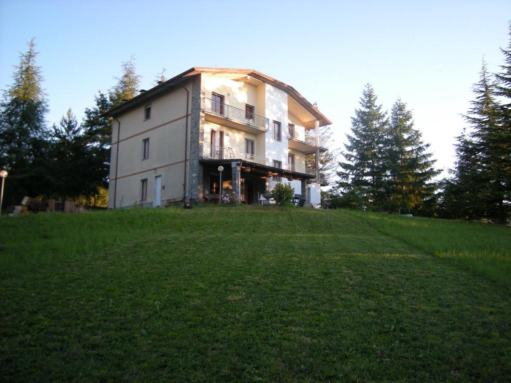 una casa grande en la cima de una colina con césped en Casa Appenninia, en Albareto