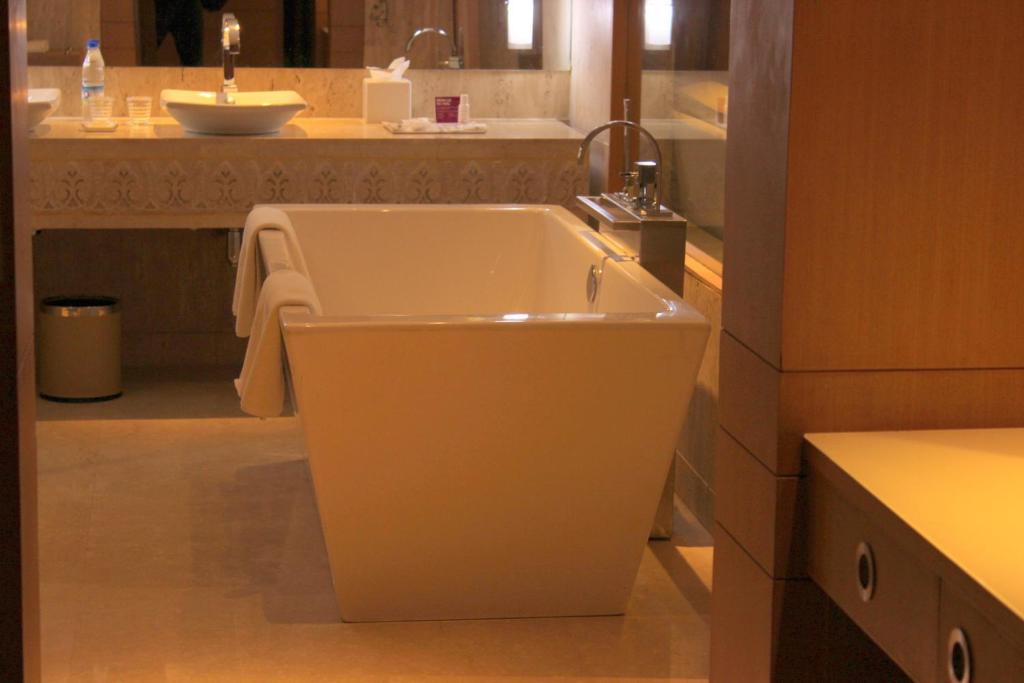 Koupelna v ubytování Crowne Plaza Greater Noida by IHG