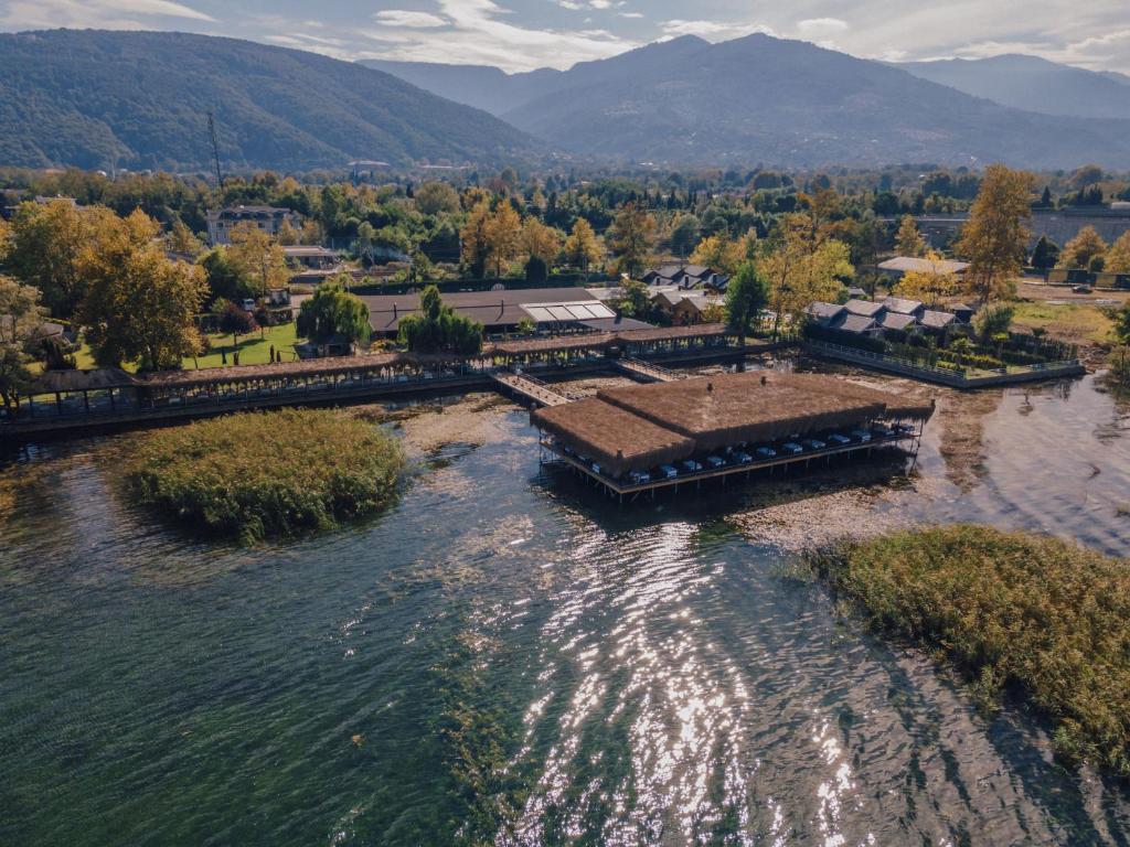 eine Luftansicht auf einen Fluss mit einem Dock in der Unterkunft Gölevi Resort Sapanca in Sapanca