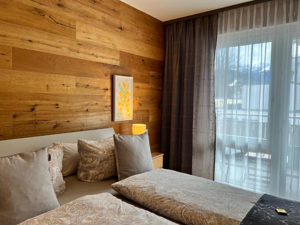 1 dormitorio con 2 camas y ventana en Exklusive Familienappartments Zugspitze, en Garmisch-Partenkirchen