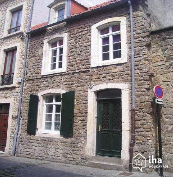 - un vieux bâtiment en pierre avec des fenêtres blanches et une porte dans l'établissement Le petit bonheur de la Haute, à Boulogne-sur-Mer