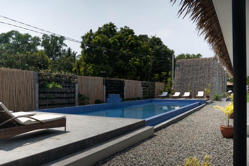 Sundlaugin á Sunset Villas Palauig Zambales eða í nágrenninu