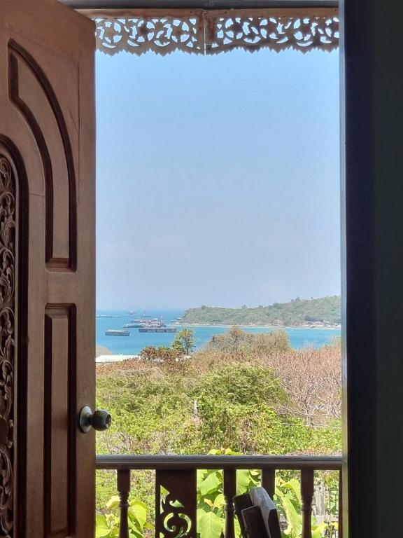 Sawasdee Sichang Resort - Queen Room With Sea View
