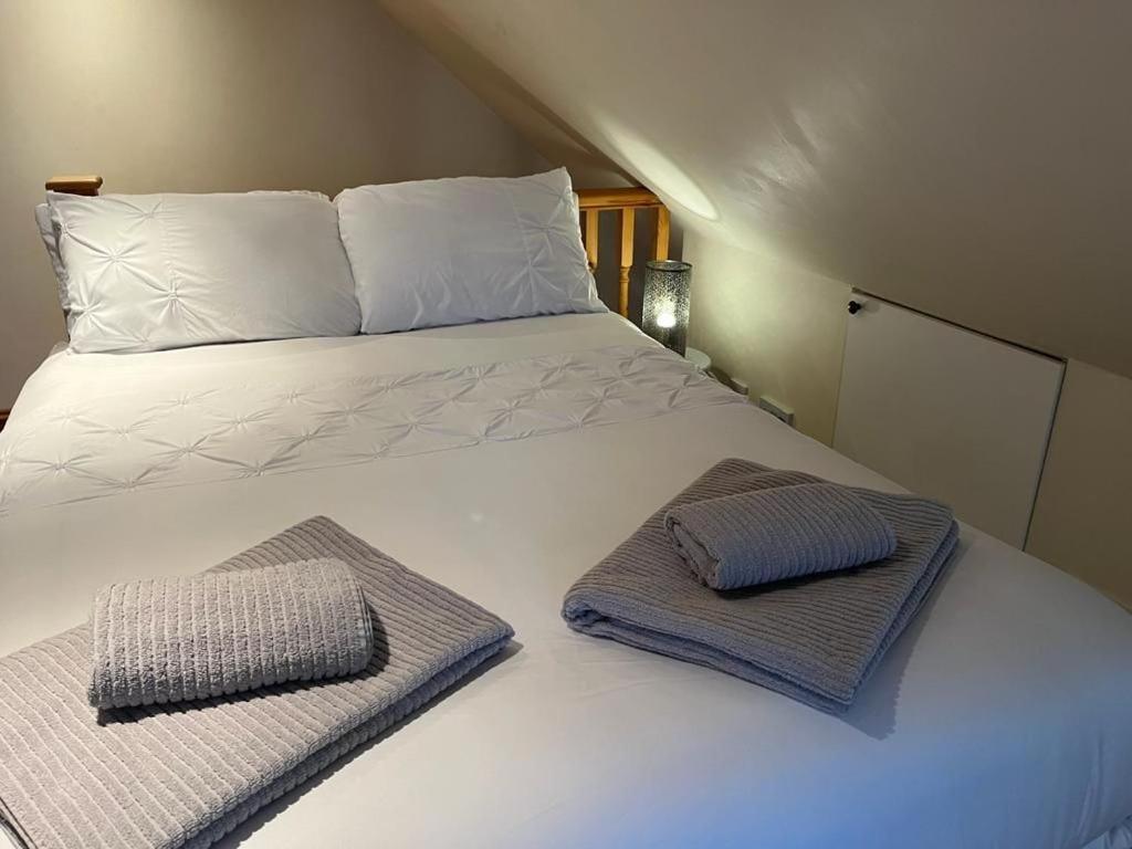 Cottenham的住宿－Two Storey Annex，一张白色的床,上面有两个枕头